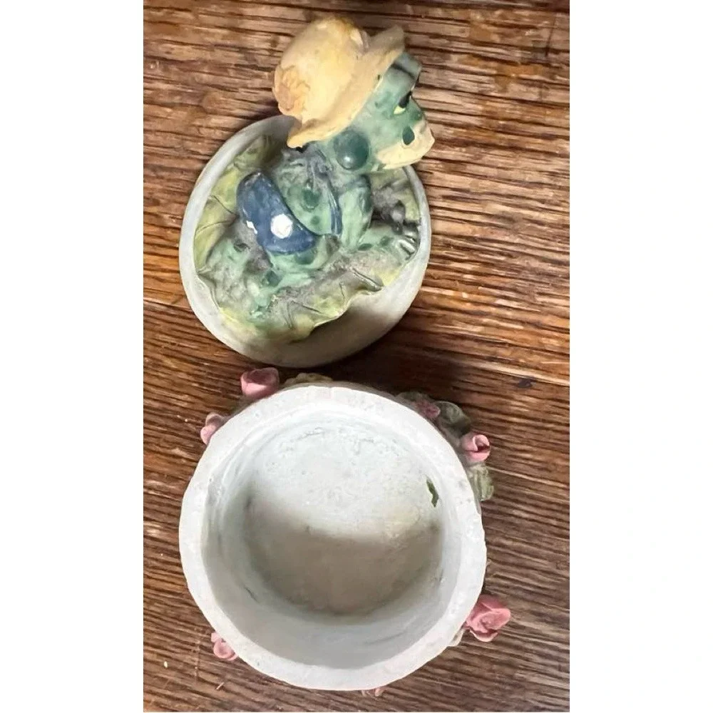 Frog Figurine Yellow Hat Blue Overalls Lily Pad Flowers Trinket Box